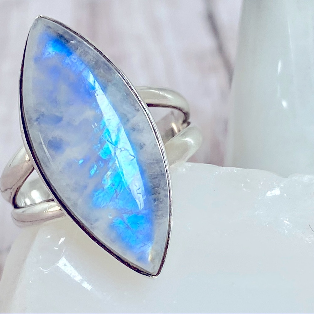 Sterling Silver Oval Moonstone Gemstone Ring Size 6-6.5